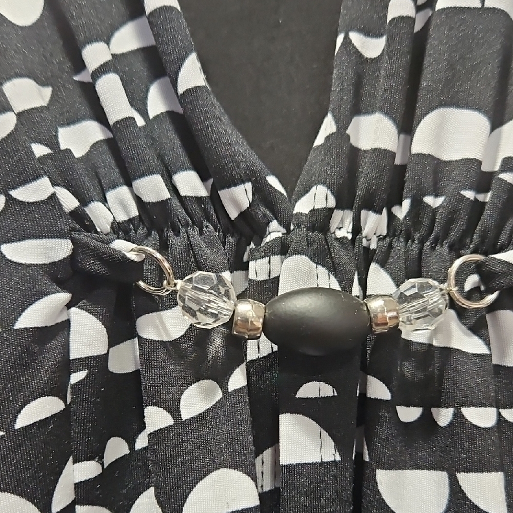 Notations Black and White Geometric Women's top. - Picture 3 of 4